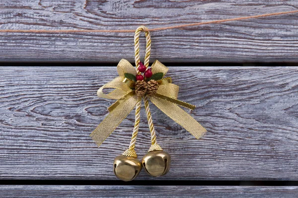 Campana dorada con conos de pino. Campana de Navidad . — Foto de Stock