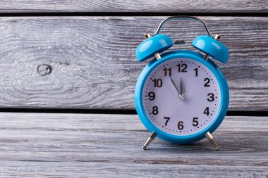 Parlak mavi vintage çalar saat.