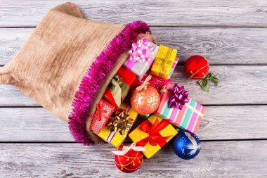 Noel hediyeleri parlak çelenk ile bir vintage çanta. 