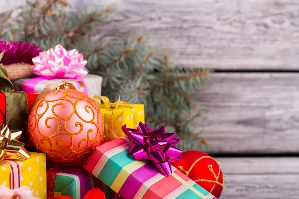 Belle boule rose avec cadeaux de Noël . — Photo