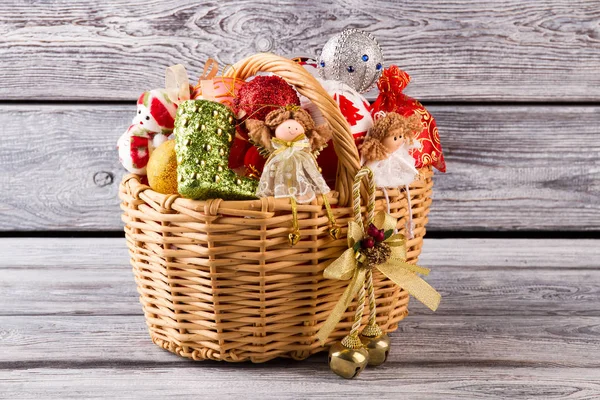 Beautiful New Year basket with Christmas toys. — Stock Photo, Image