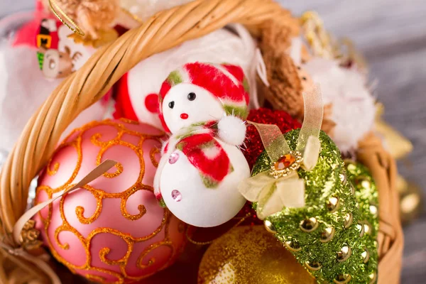 Schneemann mit Weihnachtskugeln im Korb. — Stockfoto