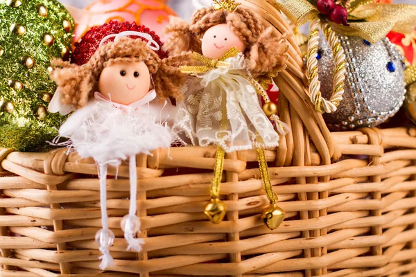 Två feer sitter i en korg med jul leksaker. — Stockfoto