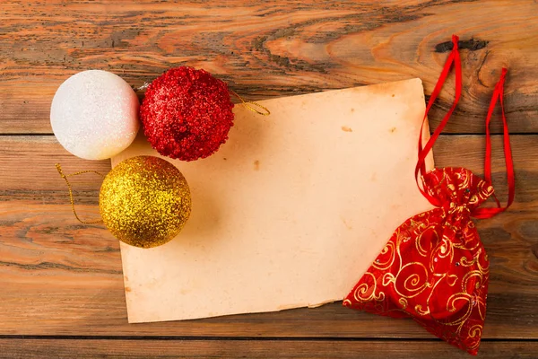 Retro papper och röda gåva med julgranskulor på den gamla backgro — Stockfoto