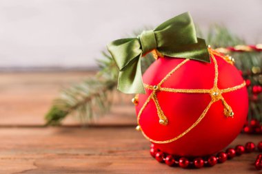 Yeni yıl top ahşap arka plan üzerinde. 