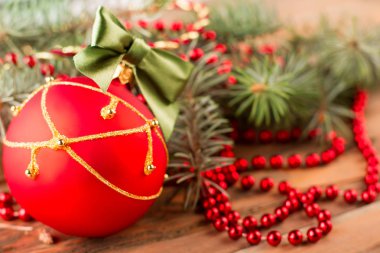 Yılbaşı topu bir ahşap zemin üzerine yeşil yay ile. 