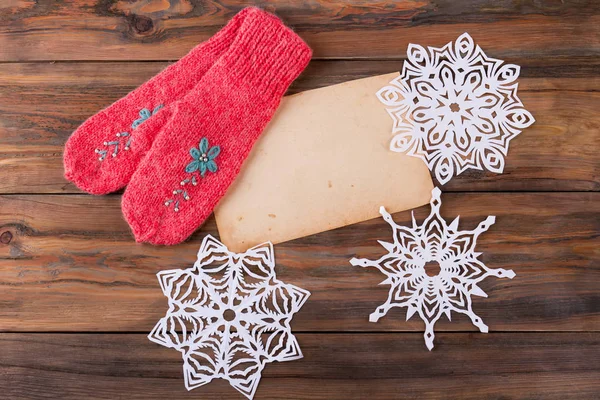 Vacker stickad handgjorda vantar med snöflingor och brev. — Stockfoto