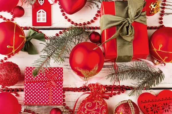붉은 장식 및 선물 아름 다운 크리스마스 배경. — 스톡 사진