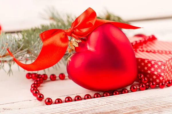 Cuore rosso con un inchino, perline e regalo . — Foto Stock