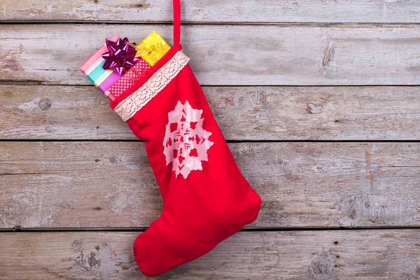 Κόκκινο Χριστουγεννιάτικο κάλτσα με νιφάδες χιονιού. — Φωτογραφία Αρχείου