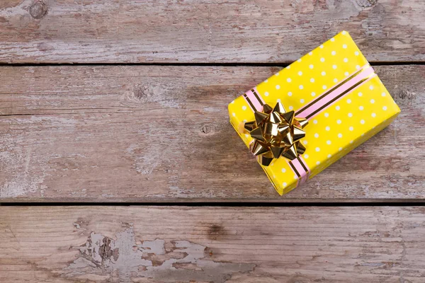 Yellow gift box. — Stock Photo, Image