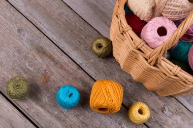 Sepet iplik topları dağınık.