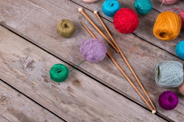 Yün eski ahşap arka plan üzerinde renkli topları.