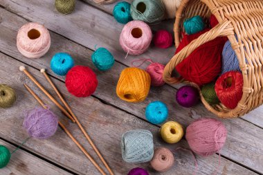 Sepet iplik topları dağınık. 