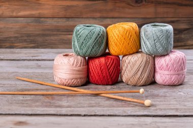 İplikler ile ahşap örgü iğneleri örme için. 