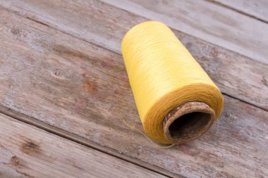 Skein sarı iplik.
