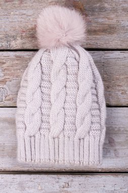 Güzel süsleme ile örme sıcak el yapımı şapka.