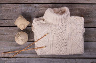 Ahşap arka plan üzerinde sıcak örme kazak. 