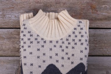 Ayrıntı katlanmış örme kazak. 