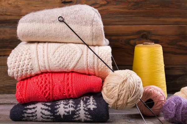 Warm winter knitted sweaters with yarn. — Stock Photo, Image