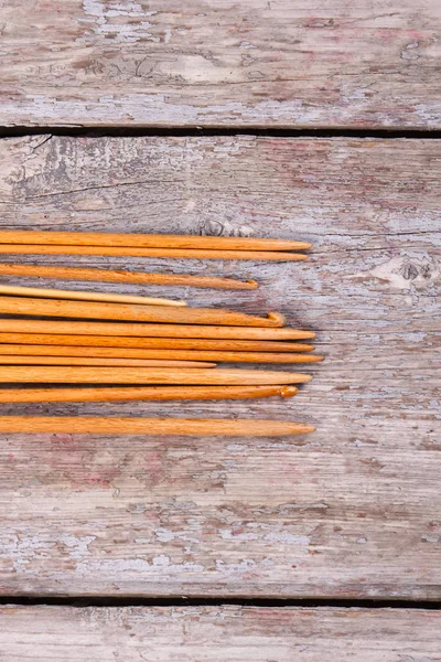 Verschiedene hölzerne Stricknadeln und Häkelsets. — Stockfoto