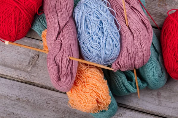 Many multicolored yarn with wooden knitting needles. — Stock Photo, Image