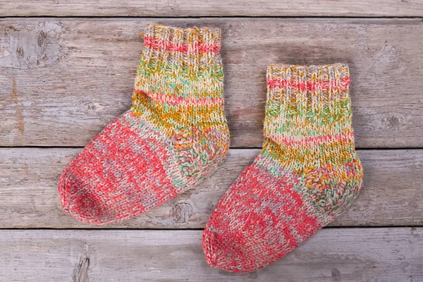 Chaussettes en laine multicolore faites à la main . — Photo
