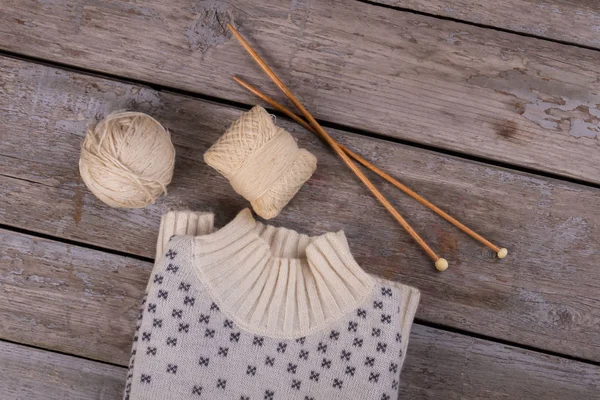Camisola de inverno de malha com fios e agulhas de tricô de madeira . — Fotografia de Stock