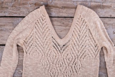 Eski arka plan üzerinde ince Ajur bluz.