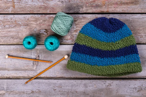 아름 다운 겨울 스트라이프 모자. — 스톡 사진