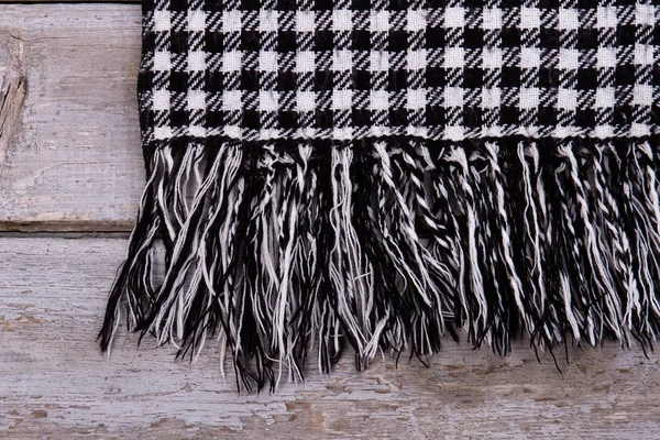 Деталь теплого клетчатого шарфа с бахромой . — стоковое фото
