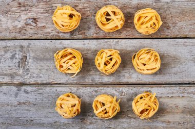 Bir top şeklinde el yapımı spagetti.