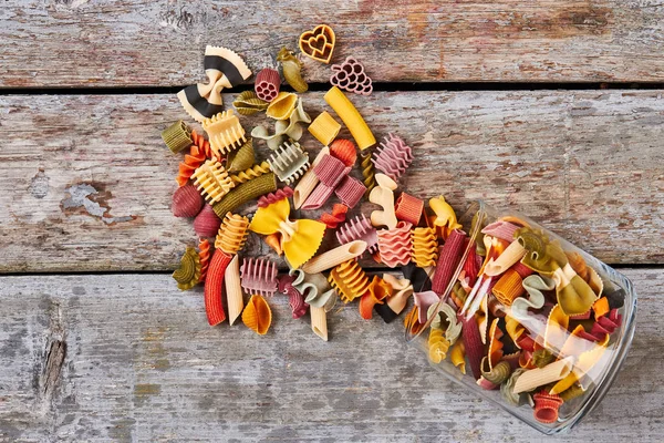 Många flerfärgad pasta i olika former. — Stockfoto