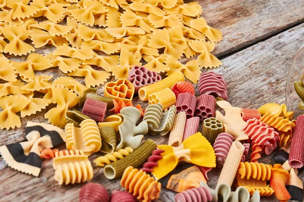 Exklusive Pasta in verschiedenen Formen und Farben. — Stockfoto