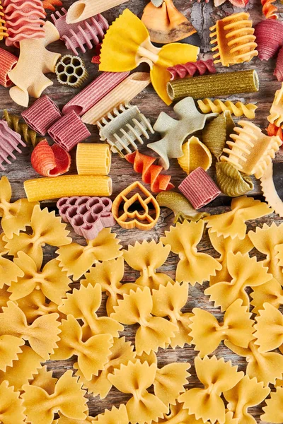 Vielfalt der Arten und Formen italienischer Pasta. — Stockfoto