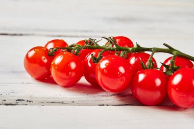 Ahşap arka planda kiraz domatesleri.