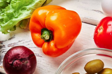 Kırmızı biber, kırmızı soğan ve marul.