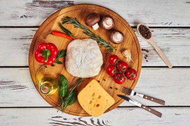 Hamur, taze sebze ve süt.