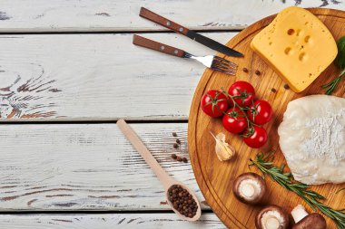 Peynir, domates ve hamur.