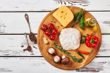 Kaşık baharat ve sebzeler ile.