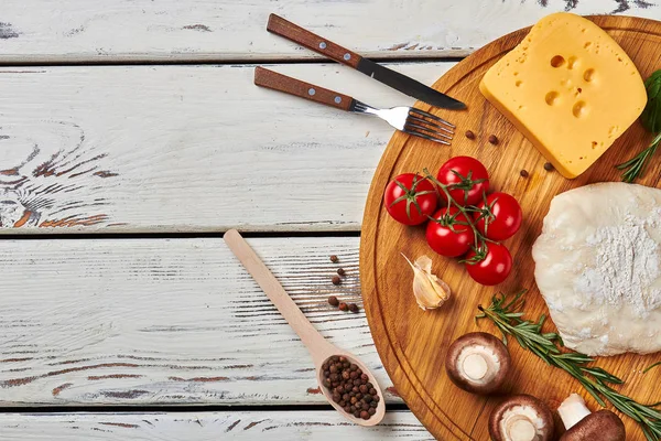 Peynir, domates ve hamur.