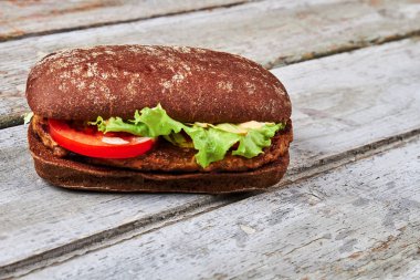 Domates, marul ve karanlık ciabatta.