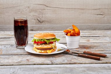 Abur cubur ile çatal bıçak takımı.