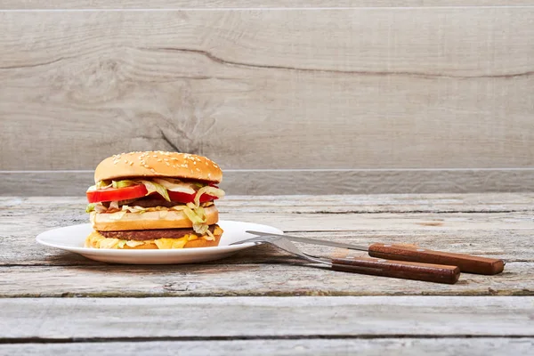 Cutlery and hamburger. — Stock Photo, Image