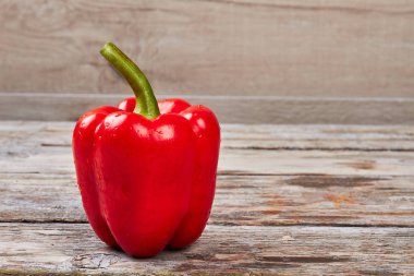 ahşap zemin üzerinde taze sebze.