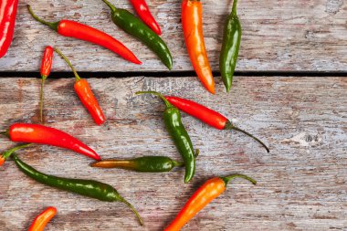 Ahşap arka planda kırmızı biber.