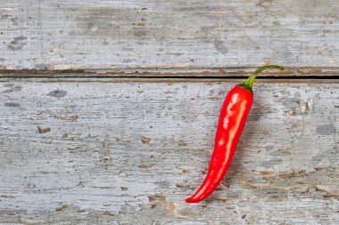 Ahşap üzerine tek chili biber.