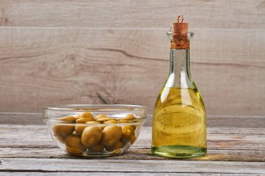 Şişe mantarı ile yağı.