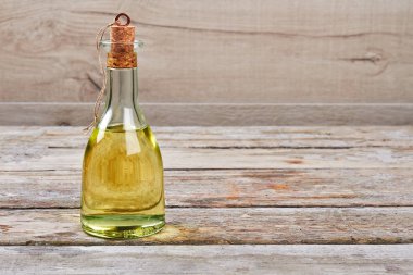 Şişe mantarı ile yağda.