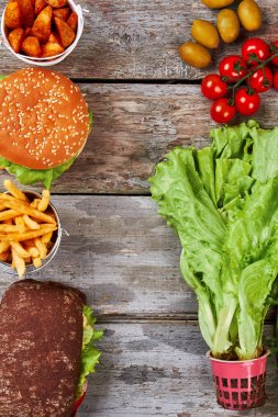 Burger ve çiğ sebze.